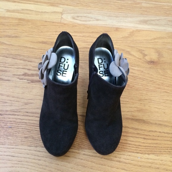 D:Fuse Shoes - D:Fuse suede ankle boots with 3D flowers brown 8.5